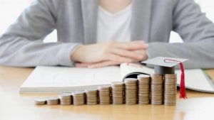 Mengapa Pinjaman Pendidikan Lebih Baik Daripada Mendanai Sendiri Pendidikan Anda